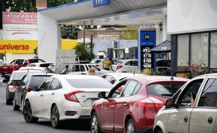 FOTO: Escasez de combustible: largas filas en estaciones de servicio en Rosario.