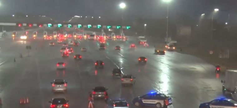 Caos en la autopista Córdoba-Carlos Paz por viento e incendio en Malagueño.