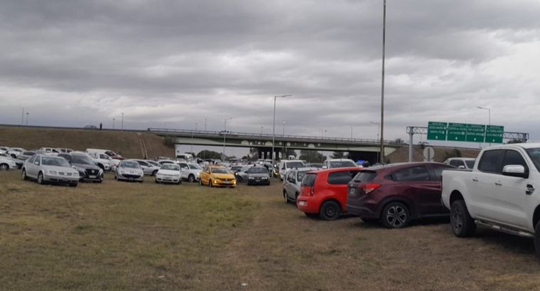 Caos en la autopista Córdoba-Carlos Paz por viento e incendio en Malagueño.