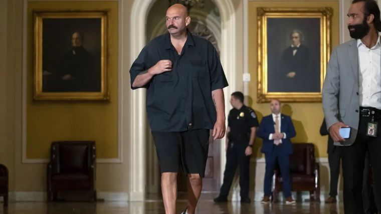 John Fetterman, el senador demócrata que usa bermudas en el Capitolio