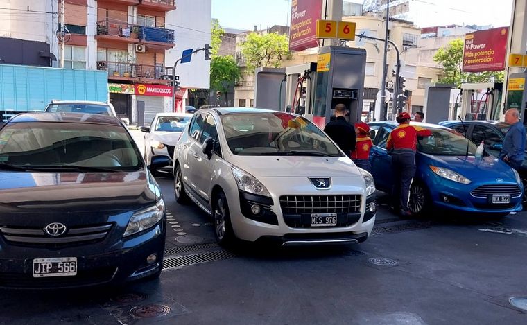 Filas en una estación de Buenos Aires. (Foto: Orlando Morales/Cadena 3)