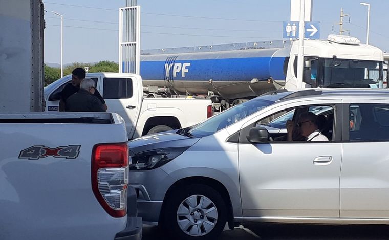 Demoras para cargar combustible en Dean Funes, Córdoba. (Foto: Ruly Juárez/Cadena 3)