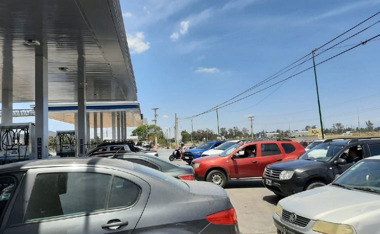 Filas para cargar combustible en Salta. (Foto: Elisa Zamora/Cadena 3)