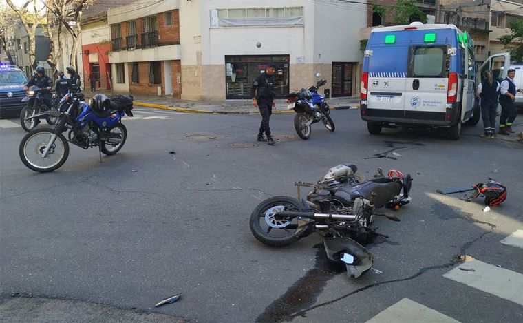 Fuerte choque entre una camioneta y una moto en el centro: 