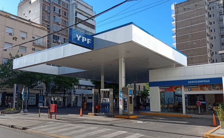 FOTO: Escasez de combustible: la YPF de España y Rioja, centro de Rosario, cerrada. 