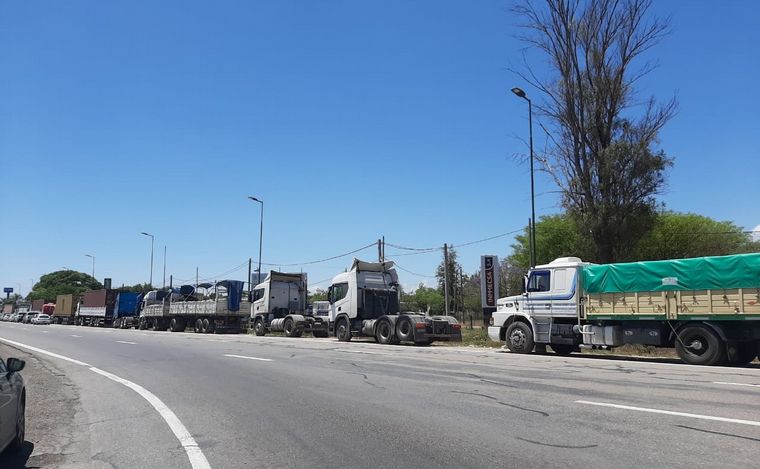FOTO: Problemas para cargar combustible en General Güemes, Salta. (Elisa Zamora/Cadena 3)