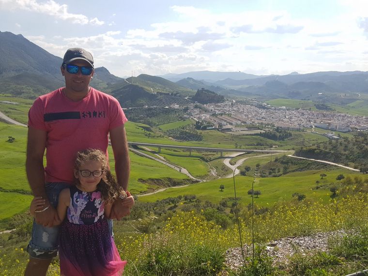 FOTO: Se mudaron a Andalucía con su hija y con espíritu emprendedor buscan progresar