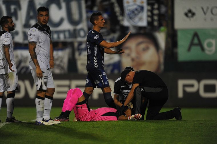 El arquero de Gimnasia (M) salió luego del lanzamiento del proyectil.