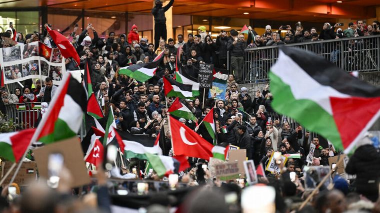 FOTO: Manifestaciones propalestinas y proisraelíes en Alemania