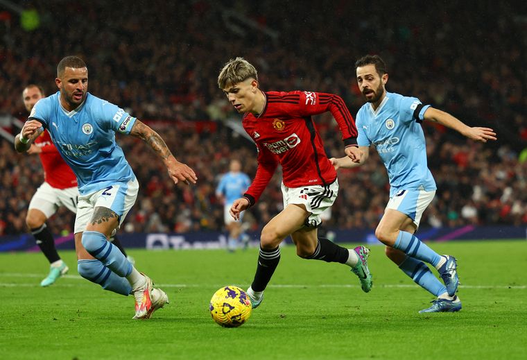 Alejandro Garnacho escapa de la marca en el clásico.