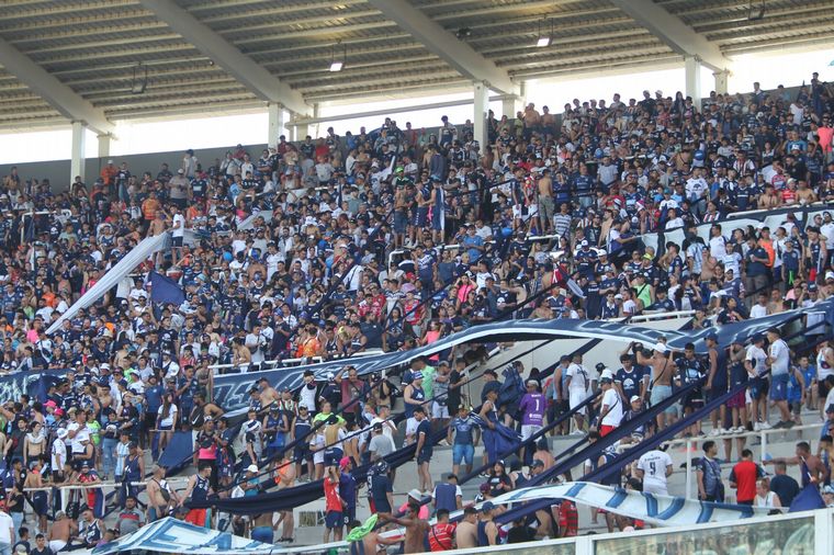FOTO: Los hinchas de Independiente Rivadavia viajaron en multitud para apoyar a su equipo.