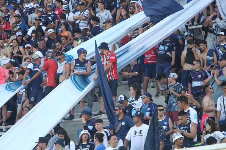 FOTO: Los hinchas de Independiente Rivadavia viajaron en multitud para apoyar a su equipo.