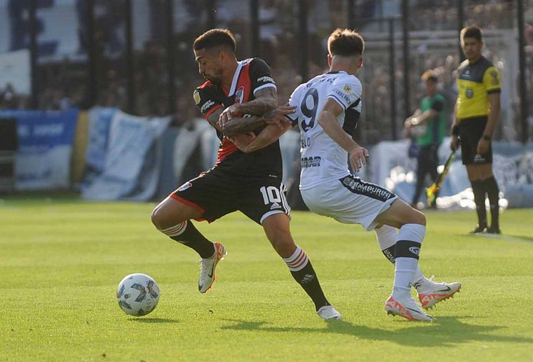 River y Gimnasia se enfrentan en El Bosque.