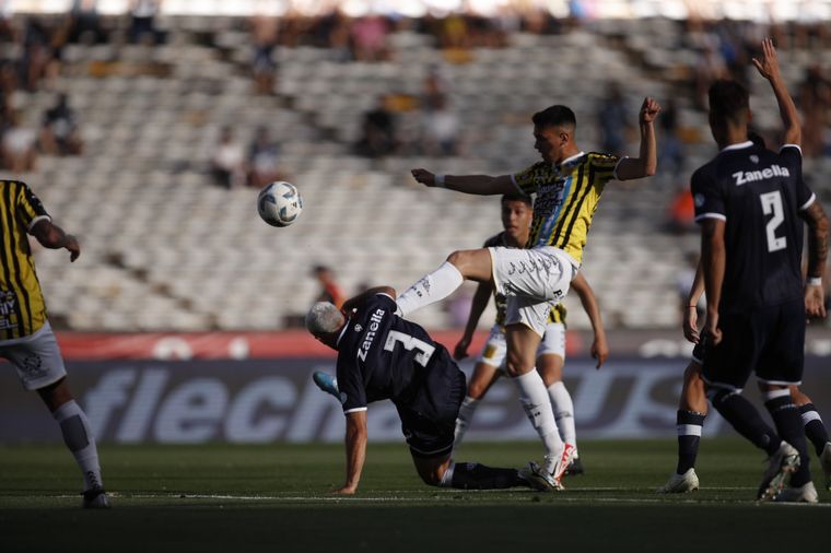 FOTO: Almirante Brown e Independiente Rivadavia disputan la final en el Kempes.