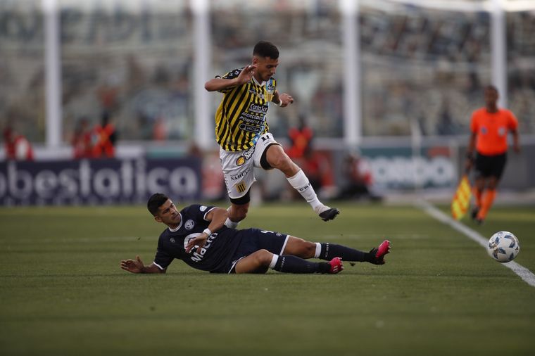 FOTO: Almirante Brown e Independiente Rivadavia disputan la final en el Kempes.