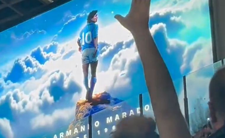 Los hinchas del Napoli homenajearon a su máximo ídolo.