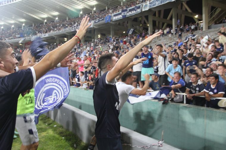 Independiente Rivadavia venció a Brown y ascendió a Primera División. 