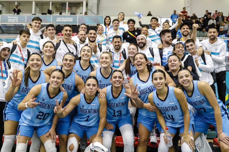 FOTO: La Selección argentina de básquet femenino se colgó la medalla de bronce