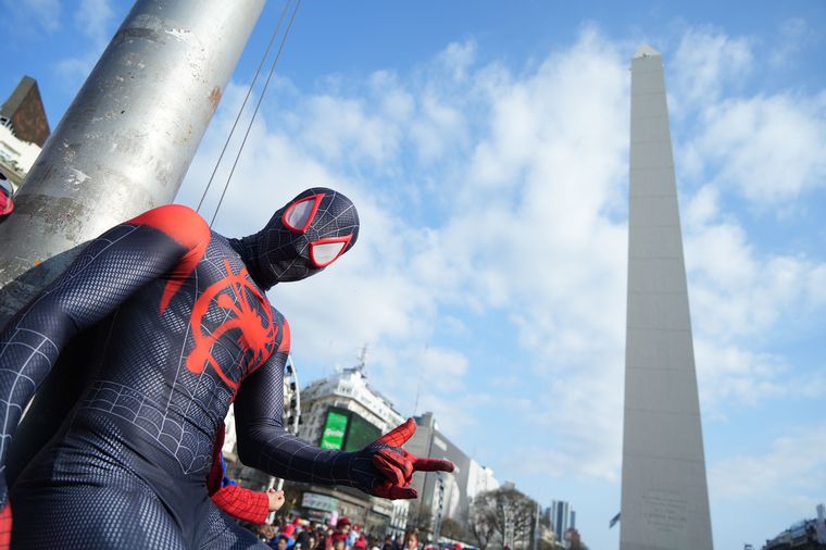 Una marea de Hombres Araña se congregó en el centro porteño.