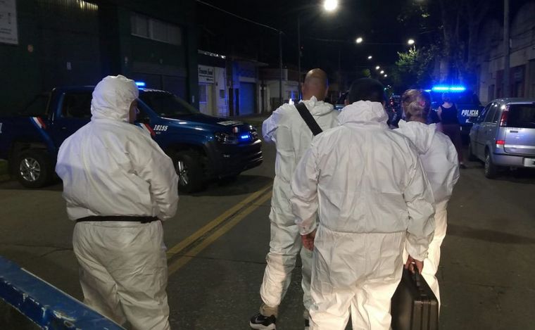 Investigadores trabajan en la escena del crimen.