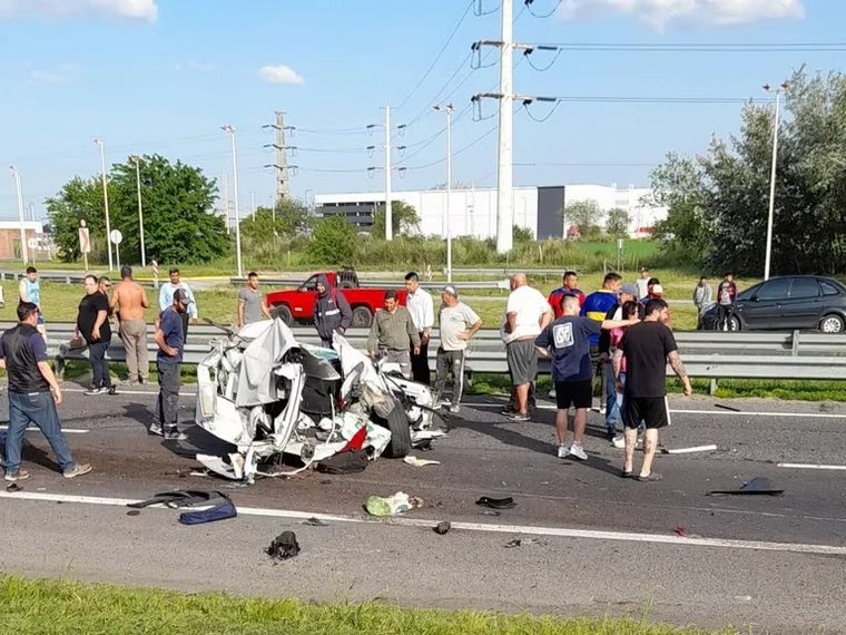 Así quedó el automóvil en el que circulaban las víctimas (@periodismomovi3).