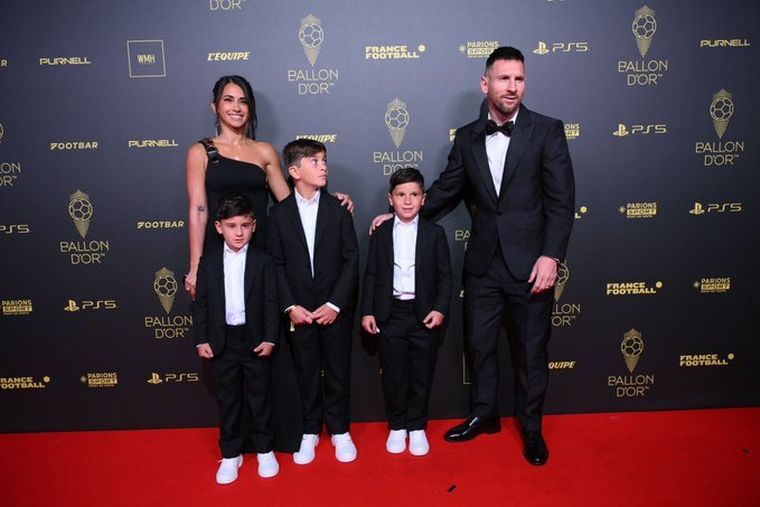 FOTO: La familia Messi, al llegar al Théâtre du Châtelet. (Foto:@ballondor)