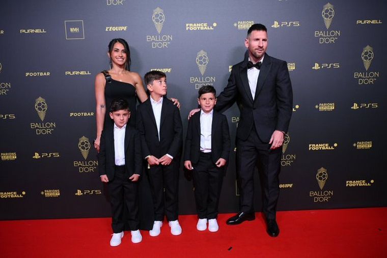 La familia Messi, al llegar al Théâtre du Châtelet. (Foto:@ballondor)
