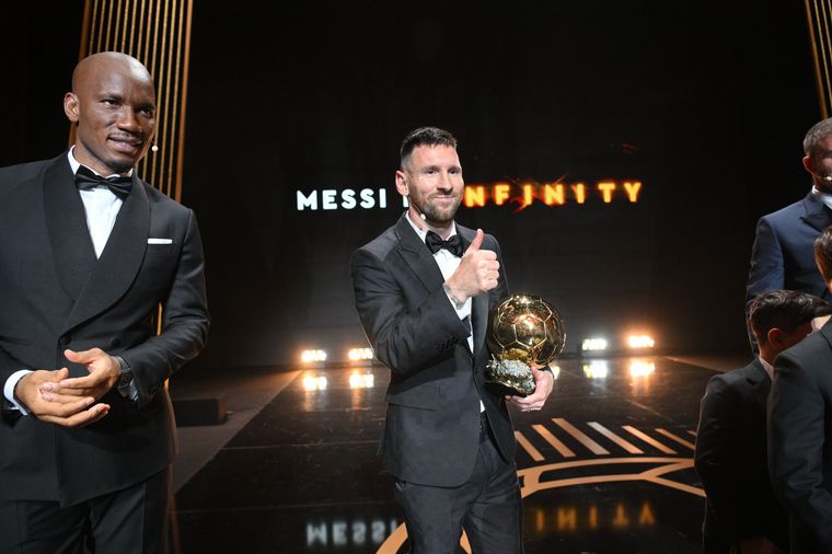 Lionel Messi con su octavo Balón de Oro en mano. (Foto: @ballondor)
