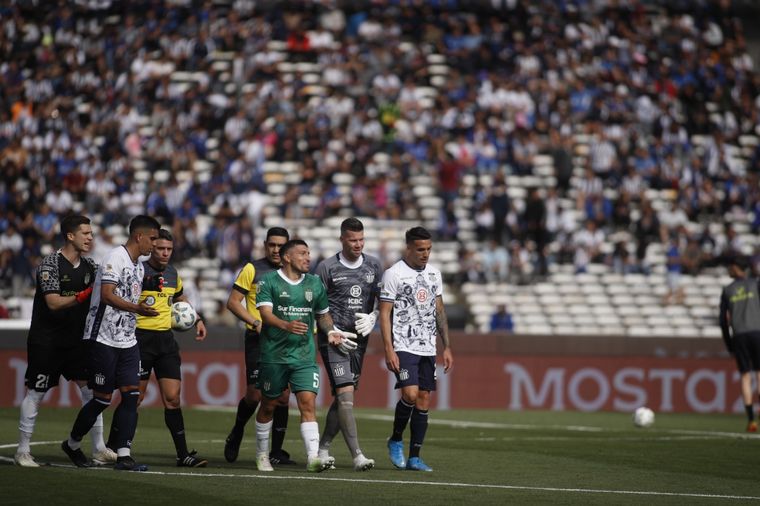 Los jugadores de Talleres, cabizbajos por el resultado.