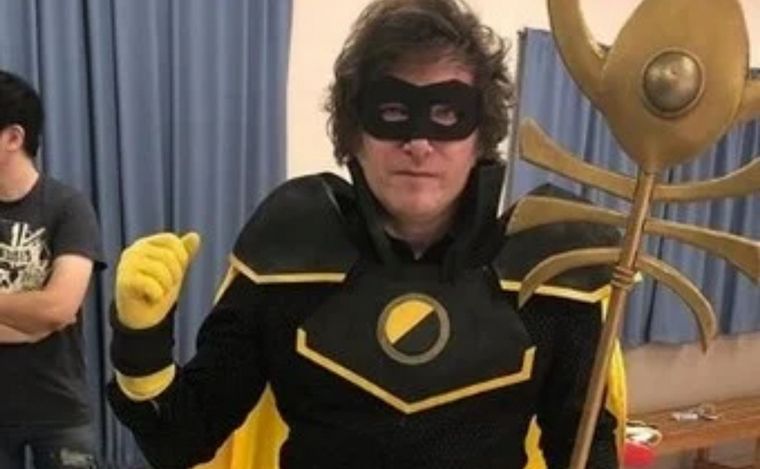 Javier Milei vestido de superhéroe.