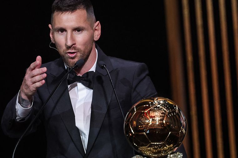 FOTO: Leo Messi con su octavo Balón de Oro