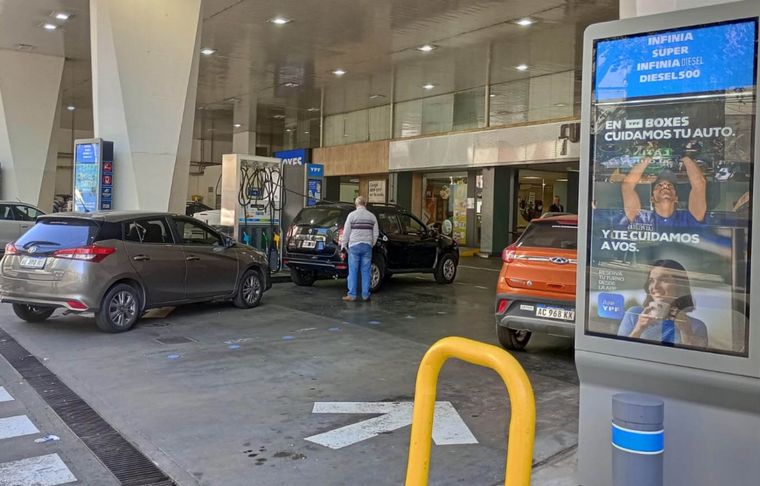 FOTO: Se empieza a normalizar el suministro de nafta en las estaciones de servicio.