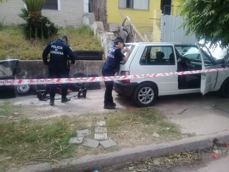 FOTO: Desbaratan desarmadero de autos y encuentran drogas en una casa de San Vicente