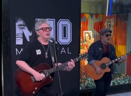 Con la presencia de sus hijos, se presentó un memorial de Diego Maradona