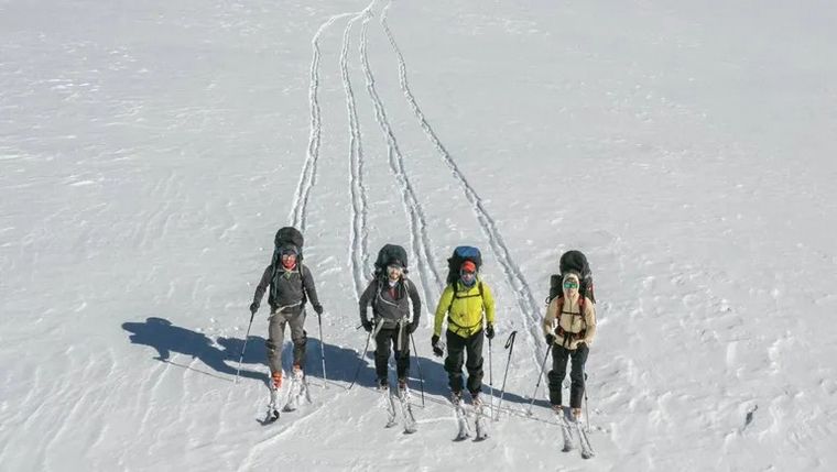 FOTO: Los cuatro hombres recorrieron en esquí los 120 kilómetros (Foto: LMN).