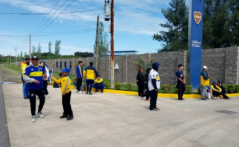 Hinchas en el último entrenamiento de Boca antes de viajar a Río.