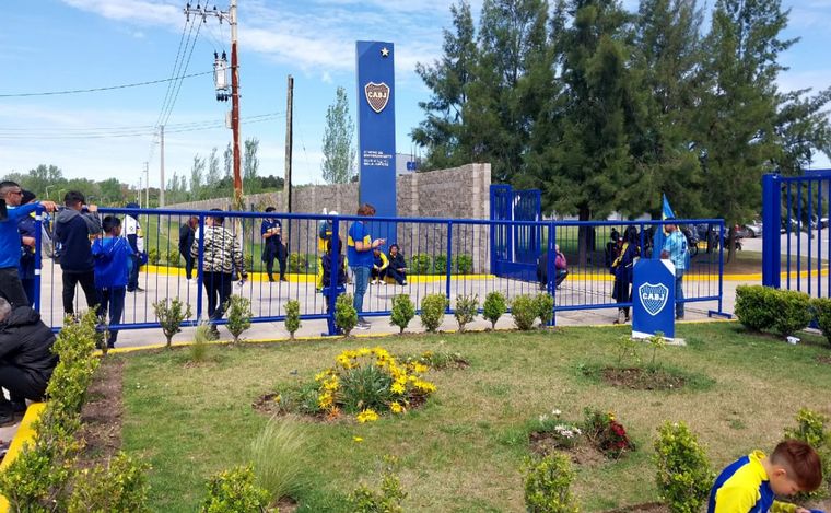 Hinchas en el último entrenamiento de Boca antes de viajar a Río.