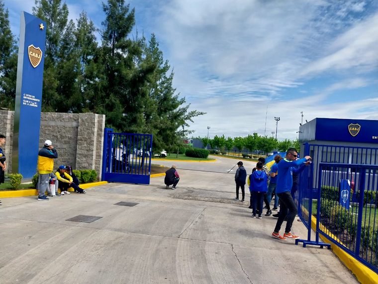 FOTO: Los hinchas de Boca esperan por los jugadores