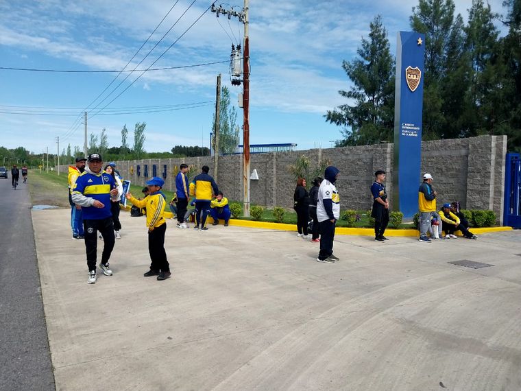 FOTO: Los hinchas de Boca esperan por los jugadores