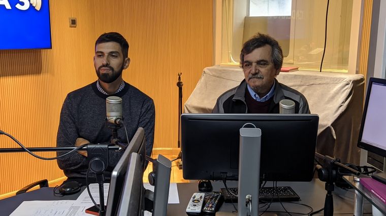 Andrés Cardozo Gizzi, ganador del premio en 2020, y su profesor Alfredo Cáceres.