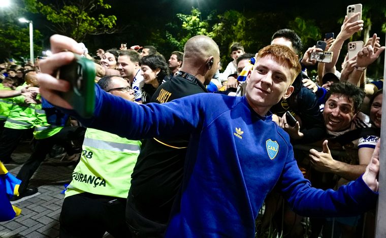 Barco y la foto con los hinchas de Boca en Brasil. (@BocaJrsOficial)