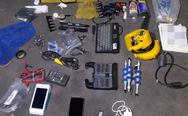 FOTO: El sujeto fue atrapado con distintas herramientas y un posnet. (Foto: Policía)