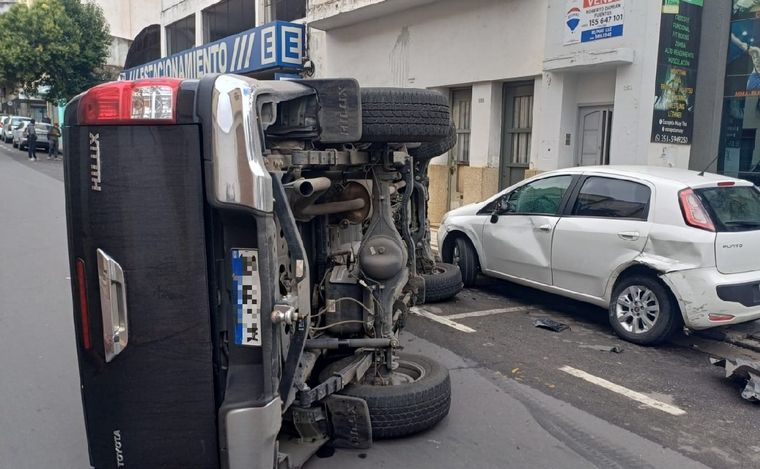 FOTO: Una camioneta chocó contra un contenedor y destruyó dos autos en Córdoba.