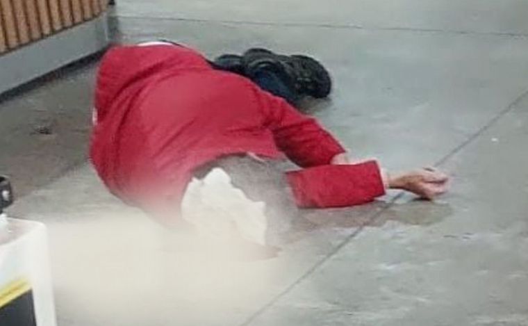 El viajero se desplomó en la comisaría, golpeó contra el suelo y murió.