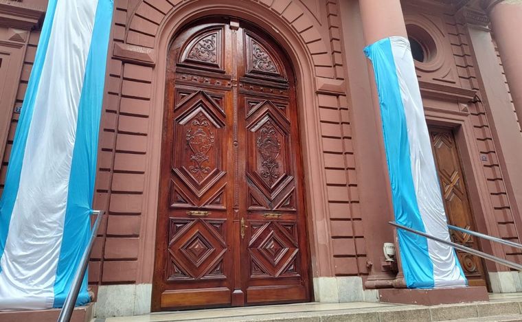 FOTO: La puerta del municipio volvió a ser colocada tras meses de reparación.