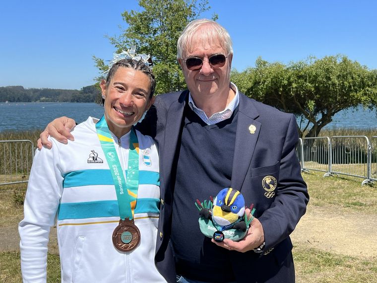 Sabrina Ameghino y Mario Moccia, presidente del COA (@PrensaCOA)
