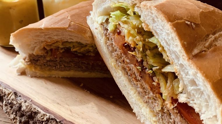  Tucumán celebra el Día Mundial del Sándwich con su típico sánguche de milanesa.