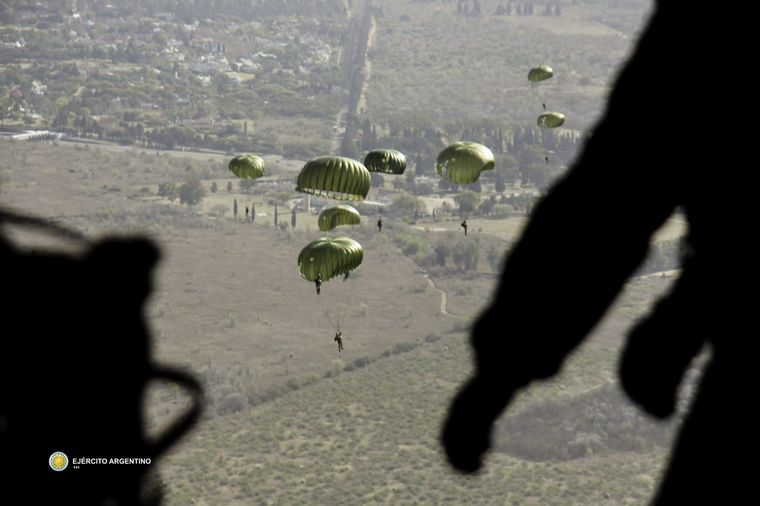 FOTO: Campeonato de paracaidismo militar buscando el récord nacional