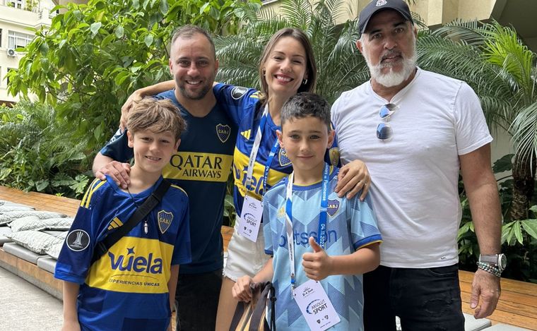 Pampita le regaló entradas al nene de Boca que rifó su play para viajar a Brasil.