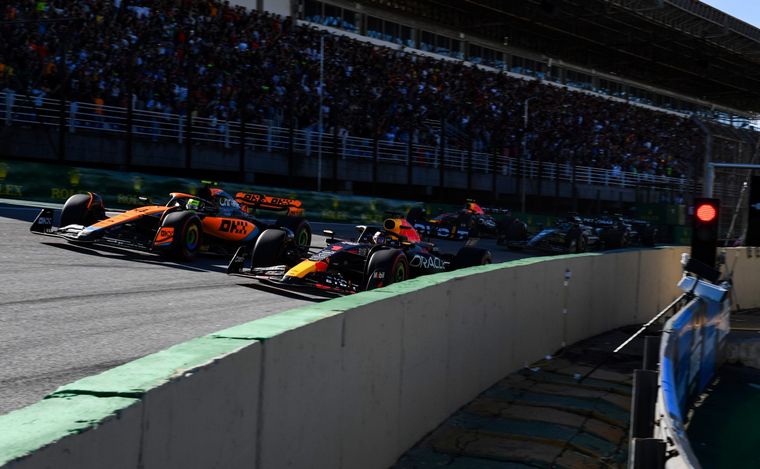 FOTO: Las luces del semáforo dieron la partida y Verstappen superó a Norris, en Interlagos